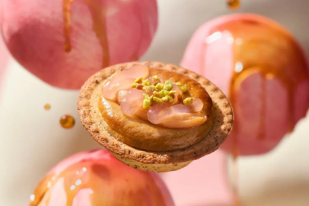 【紅茶党必見】食べるピーチティー？！〈桃 × 紅茶〉スイーツ ♪冷蔵と冷凍の2WAYで楽しむ、冷やしておいしいチーズタルトが新登場！夏季の “おうちカフェ” にぴったりな「ピーチアールグレイ」風味に 画像 2