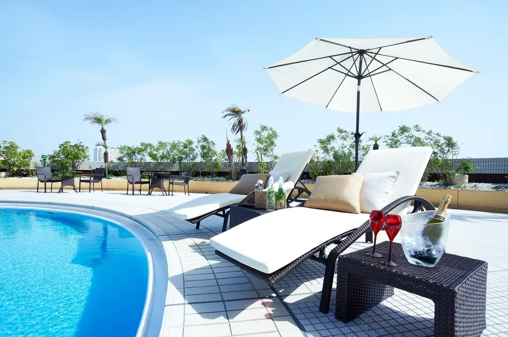 これがナイトプール!?緑と光に包まれた“ボタニカルプール”で、暑さを避けて優雅な夏を大満喫! 画像 4