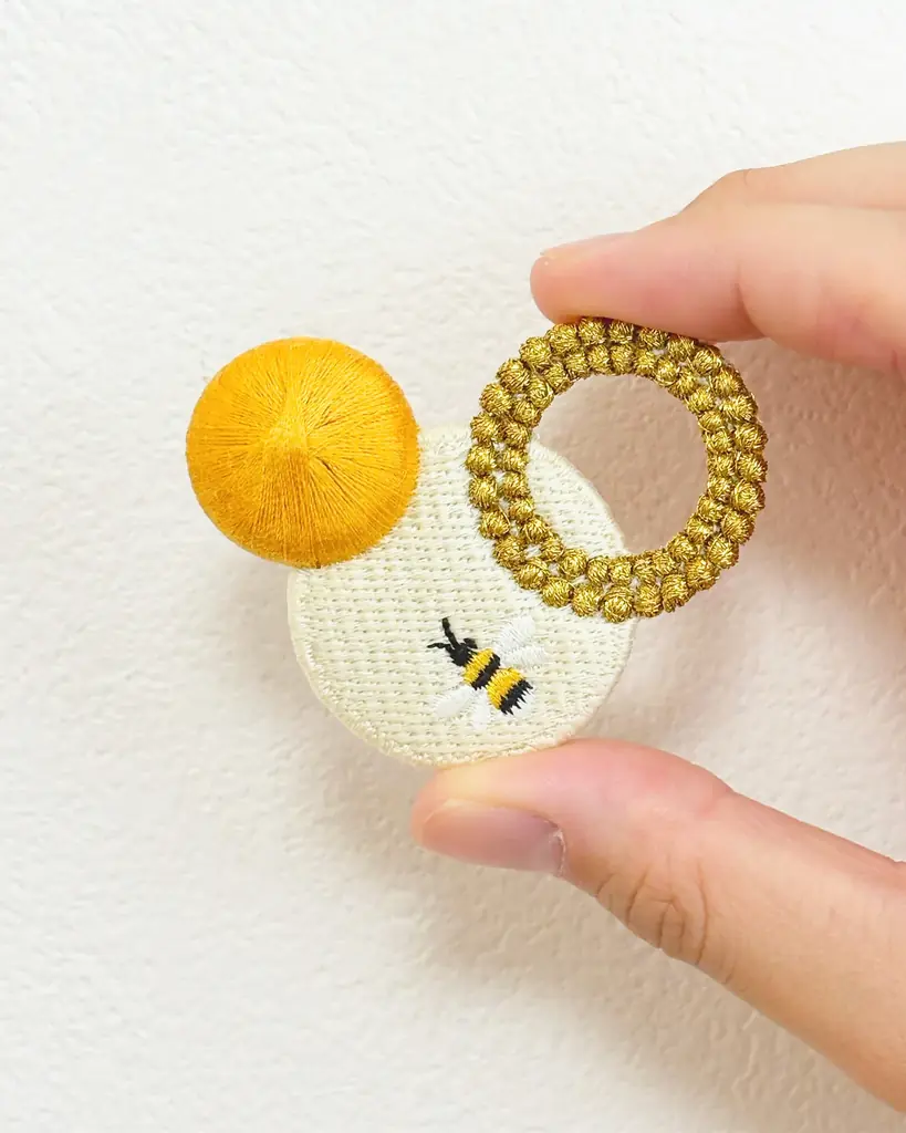 【異業種コラボ】 トリプル・オゥ（㈱笠盛/群馬県）×長坂養蜂場（静岡県）140年の刺繍技術 × 90年の養蜂文化　異業種老舗の出会いから生まれた「ミツバチ刺繍ブローチ」誕生 画像 2