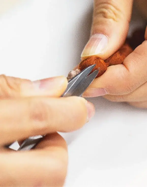 【異業種コラボ】 トリプル・オゥ（㈱笠盛/群馬県）×長坂養蜂場（静岡県）140年の刺繍技術 × 90年の養蜂文化　異業種老舗の出会いから生まれた「ミツバチ刺繍ブローチ」誕生 画像 3