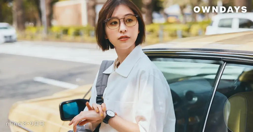 【OWNDAYS | オンデーズ】ももクロ・玉井詩織さんの夏休みとアイウェア。メンバーカラーのレンズも必見！ドライブやスポーツ観戦など、独占の夏カットをmina2025年8・9月合併号で公開 画像 3