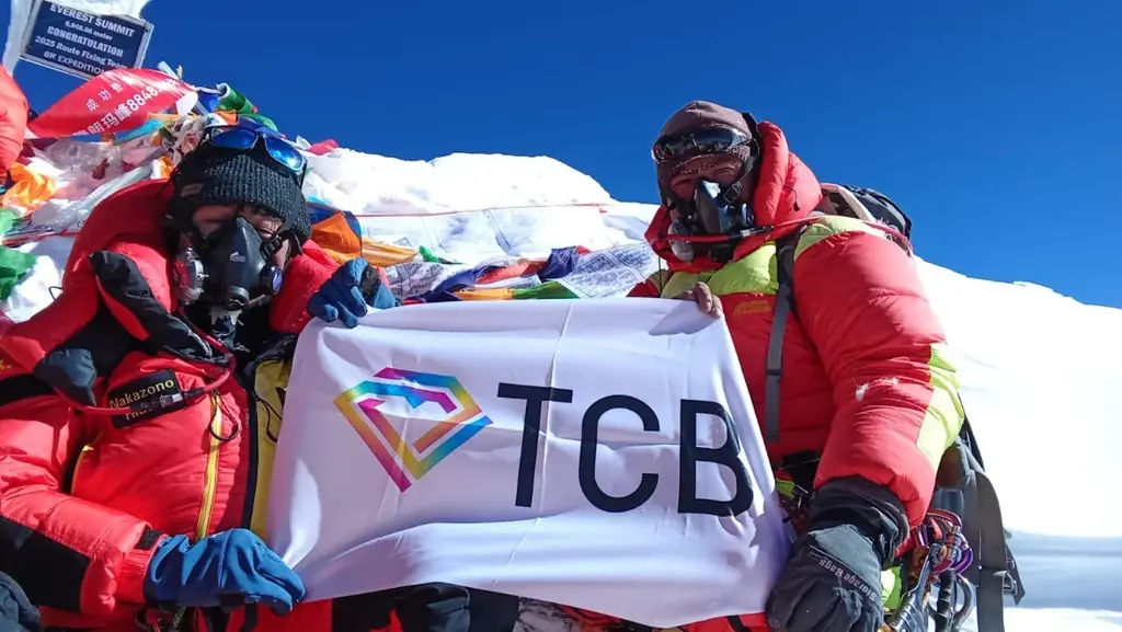 TCB中園秀樹医師がエベレスト登頂に成功！TCBの社旗が”世界の頂点”標高8848mに。日本人美容外科医として初の快挙に、TCBから1000万円の特別報酬が支給されます。 画像 1