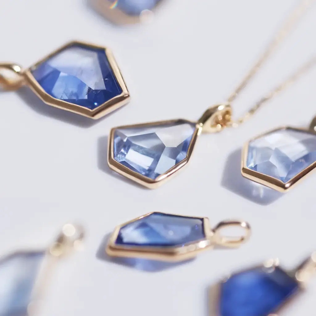 オリジナルカットのサファイア　淡いブルーのリングとネックレス「ペール サファイア」コレクション誕生 画像 4