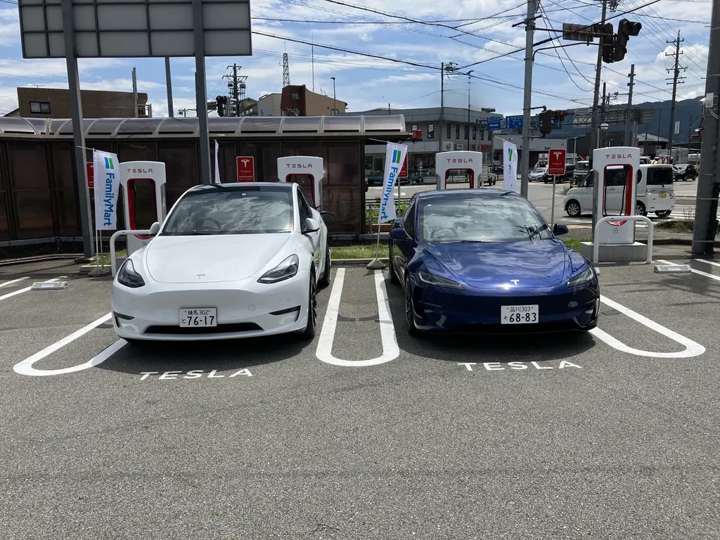 秋田県のコンビニエンスストア初　Tesla（テスラ）の電気自動車用急速充電設備（スーパーチャージャー）を設置～ファミリーマートは電気自動車用急速充電器 設置店舗数 流通・小売業界No.1～ 画像 2