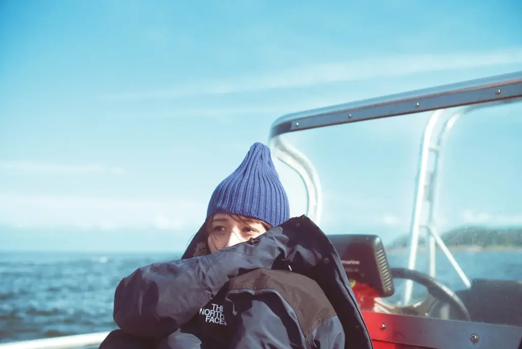 長濱ねる、セカンド写真集より先行解禁第7弾！空の青と、海と、ニット帽の長濱ねる！ 画像 1