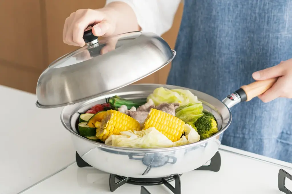 “蒸す”をもっと手軽に！話題の“せいろ蒸し”がもっと簡単で便利に「フライパン用フタ付きステンレス蒸し器」登場 画像 1