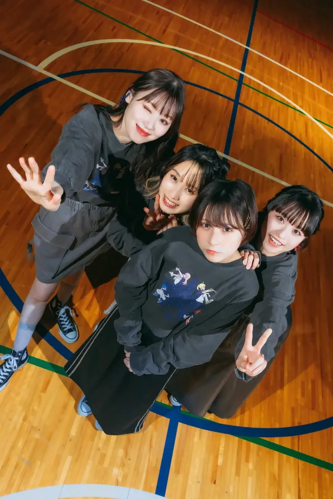 〈CONVERSE TOKYO〉×アニメ「ぼっち・ざ・ろっく!」コラボレーションアイテムを身に纏った 舞台版「結束バンド」のスペシャルビジュアルを公開! 画像 2