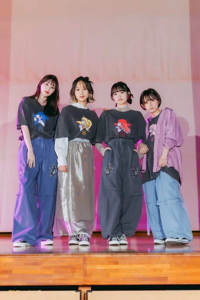 〈CONVERSE TOKYO〉×アニメ「ぼっち・ざ・ろっく!」コラボレーションアイテムを身に纏った 舞台版「結束バンド」のスペシャルビジュアルを公開! 画像 3