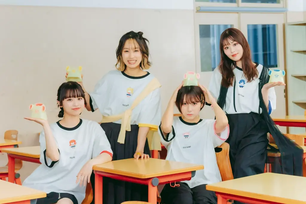 〈CONVERSE TOKYO〉×アニメ「ぼっち・ざ・ろっく!」コラボレーションアイテムを身に纏った 舞台版「結束バンド」のスペシャルビジュアルを公開! 画像 4