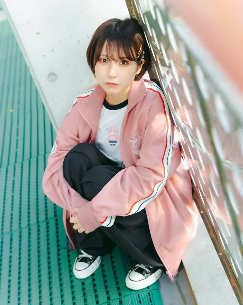 〈CONVERSE TOKYO〉×アニメ「ぼっち・ざ・ろっく!」コラボレーションアイテムを身に纏った 舞台版「結束バンド」のスペシャルビジュアルを公開! 画像 5