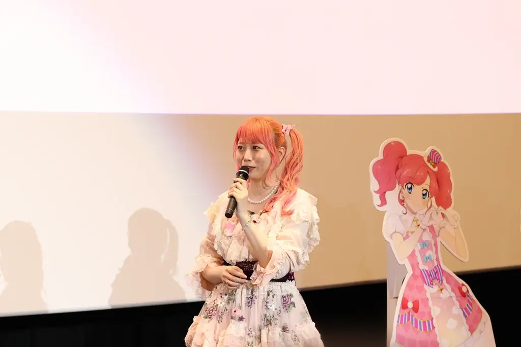 「アイカツ！メモリアルステージ ～輝きのユニットカップ～」大ヒット上映中！大空あかり役 下地紫野さんと、天羽まどか役 川上千尋さん、木村隆一監督が公開記念舞台挨拶に登壇！ 画像 2