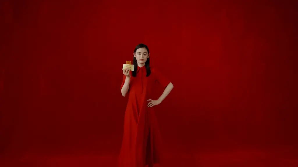 八木莉可子さん満足げに微笑み「こんなファミチキ待ってたのよ。」独特の旨辛味を黙々と食べ続ける！ファミチキ レッド新CM「待ってた」篇6月24日(火)より放映開始 画像 10