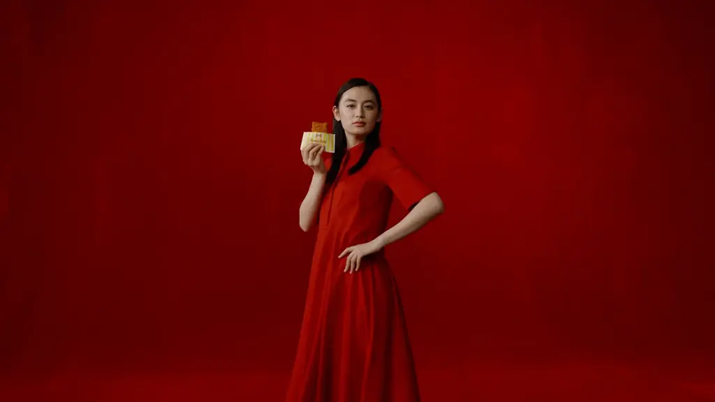 八木莉可子さん満足げに微笑み「こんなファミチキ待ってたのよ。」独特の旨辛味を黙々と食べ続ける！ファミチキ レッド新CM「待ってた」篇6月24日(火)より放映開始 画像 9