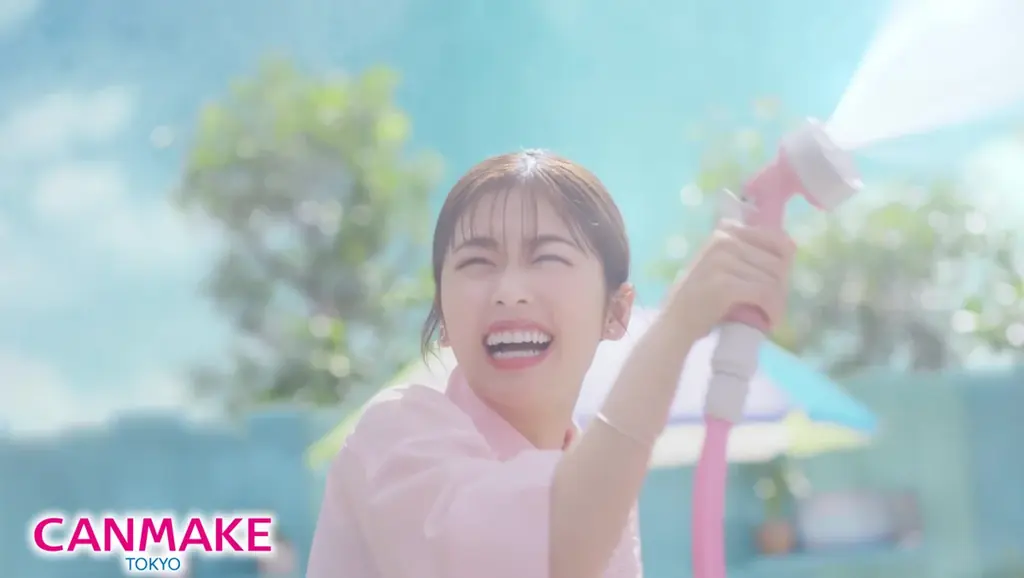 【キャンメイク】夏の太陽のもとでも、いざ、ナチュラルな透明つや肌で楽しもう！小芝風花さん出演の新TVCM 2025年7月1日より全国放映開始 画像 3