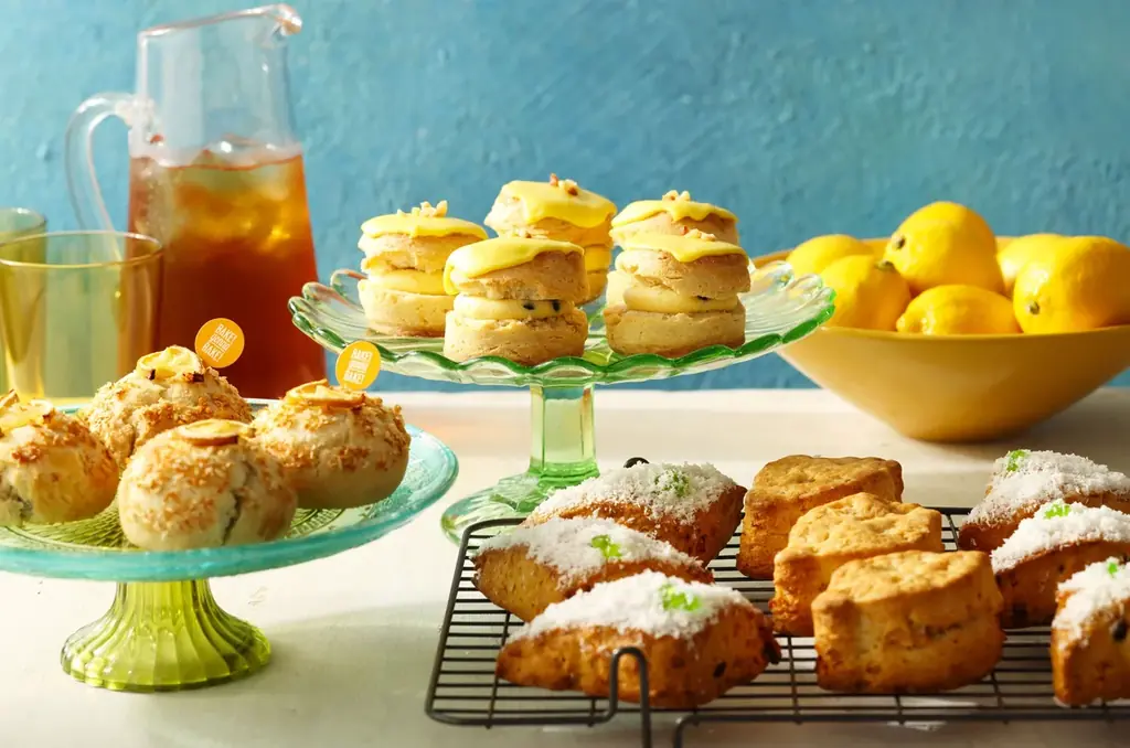 【BAKERS gonna BAKE】ハワイで人気の南国フルーツ“リリコイ”を味わう、夏の新作スコーンサンドが登場 画像 1
