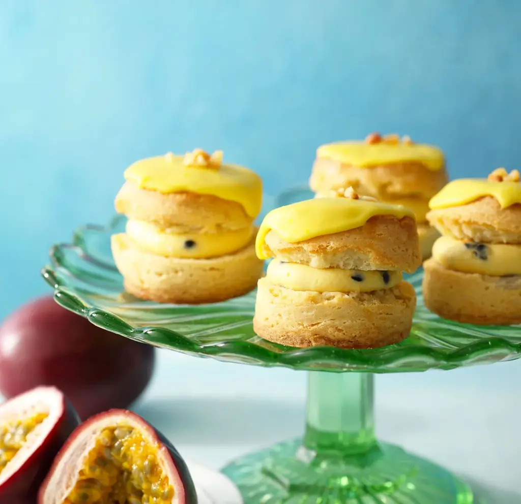 【BAKERS gonna BAKE】ハワイで人気の南国フルーツ“リリコイ”を味わう、夏の新作スコーンサンドが登場 画像 2