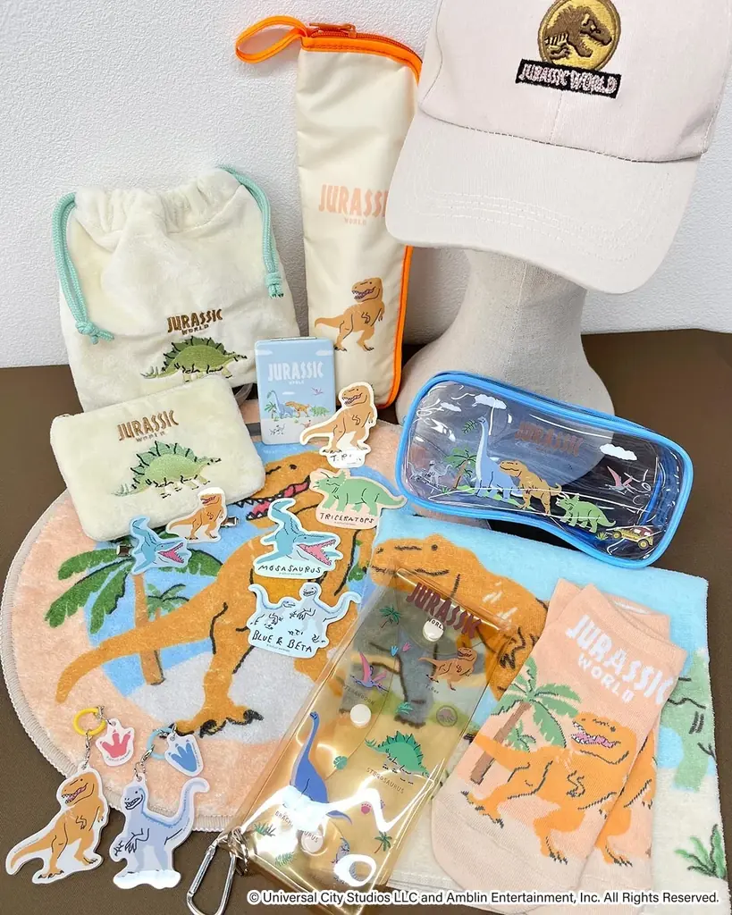 最新作公開で話題沸騰中の『ジュラシック・ワールド』、映画公開から50周年を迎える『ジョーズ』とのコラボレーション雑貨がサンキューマートに新登場！全品390円（税込429円）で7月中旬より発売開始！ 画像 2