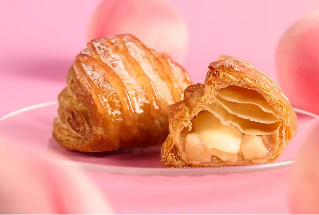 今年の夏も”桃”が帰ってきた！ジューシーな白桃でご褒美時間をお届け｜冷やしてもおいしい「ピーチパイ」が2種類登場 画像 6