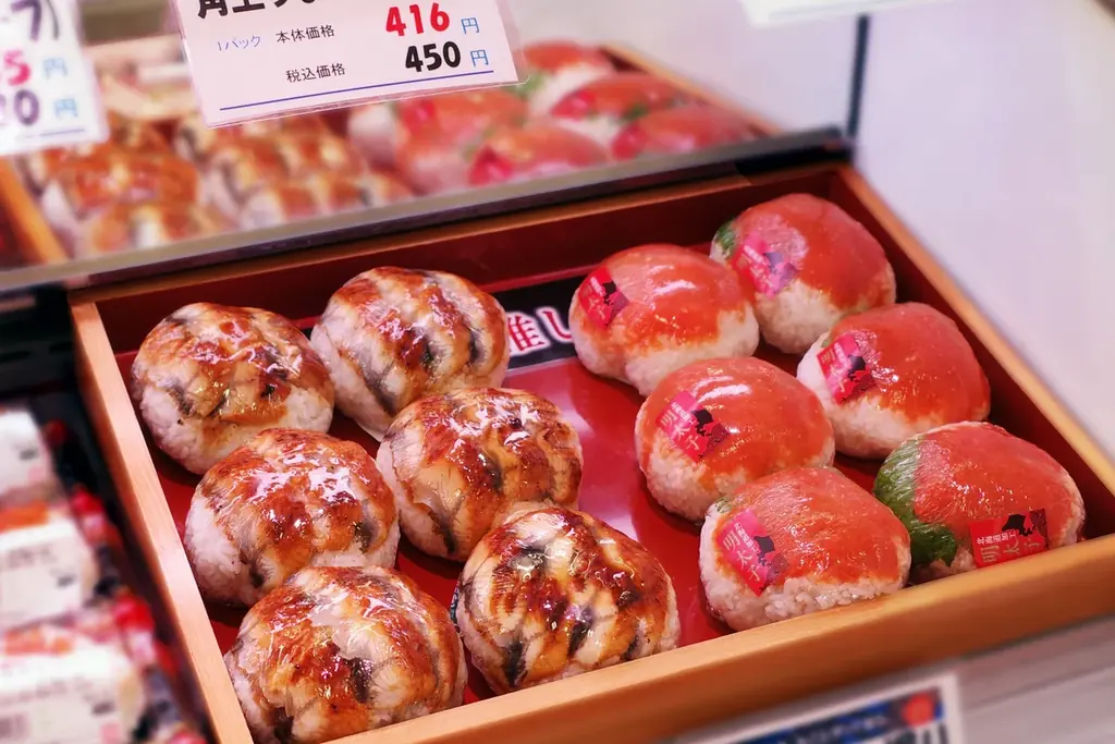 手のひらからはみ出す！角上魚類の「角上うなぎおにぎり」登場。土用の丑の日に向けてたっぷりのうなぎ蒲焼きを使用した、圧倒的な大きさと具材の贅沢さにこだわったおにぎり第三弾！ 画像 3