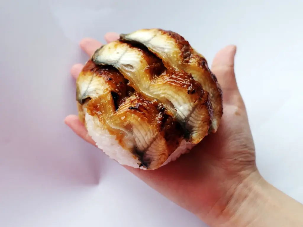 手のひらからはみ出す！角上魚類の「角上うなぎおにぎり」登場。土用の丑の日に向けてたっぷりのうなぎ蒲焼きを使用した、圧倒的な大きさと具材の贅沢さにこだわったおにぎり第三弾！ 画像 4