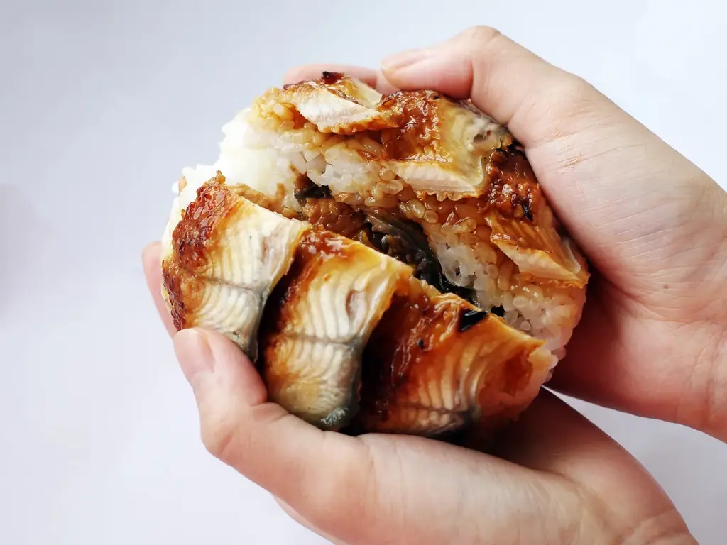 手のひらからはみ出す！角上魚類の「角上うなぎおにぎり」登場。土用の丑の日に向けてたっぷりのうなぎ蒲焼きを使用した、圧倒的な大きさと具材の贅沢さにこだわったおにぎり第三弾！ 画像 5