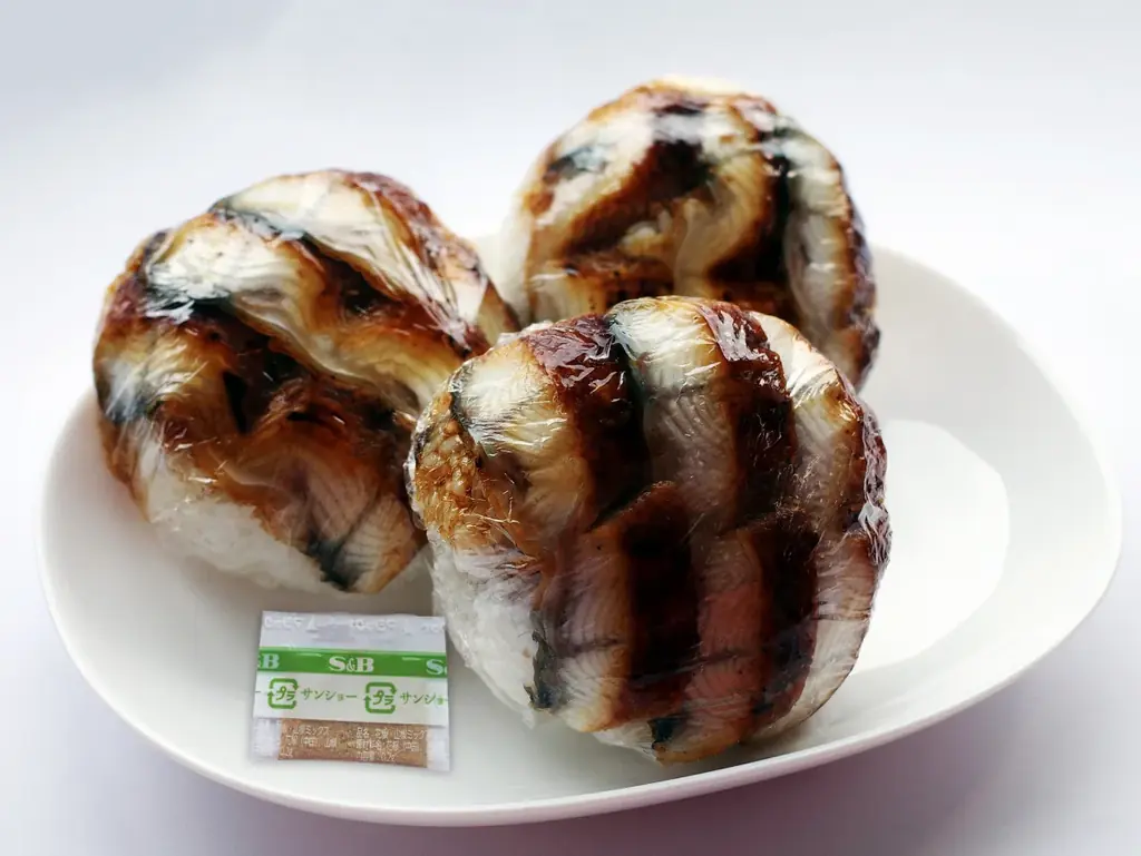 手のひらからはみ出す！角上魚類の「角上うなぎおにぎり」登場。土用の丑の日に向けてたっぷりのうなぎ蒲焼きを使用した、圧倒的な大きさと具材の贅沢さにこだわったおにぎり第三弾！ 画像 6