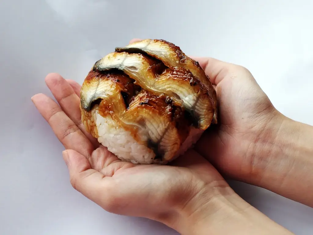 手のひらからはみ出す！角上魚類の「角上うなぎおにぎり」登場。土用の丑の日に向けてたっぷりのうなぎ蒲焼きを使用した、圧倒的な大きさと具材の贅沢さにこだわったおにぎり第三弾！ 画像 7