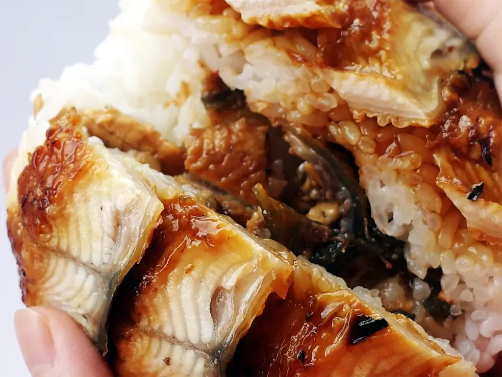 手のひらからはみ出す！角上魚類の「角上うなぎおにぎり」登場。土用の丑の日に向けてたっぷりのうなぎ蒲焼きを使用した、圧倒的な大きさと具材の贅沢さにこだわったおにぎり第三弾！ 画像 8