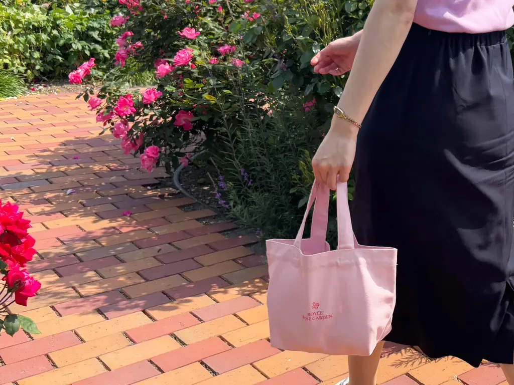 【ロイズ】＜3店舗限定＞ローズガーデンのロゴをデザインした「ランチトートバッグ」プレゼントキャンペーンを6月27日より開催。 画像 3