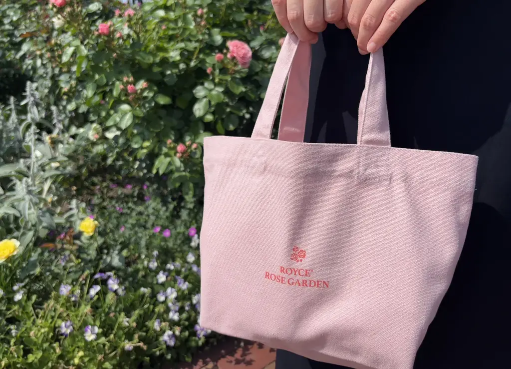 【ロイズ】＜3店舗限定＞ローズガーデンのロゴをデザインした「ランチトートバッグ」プレゼントキャンペーンを6月27日より開催。 画像 4