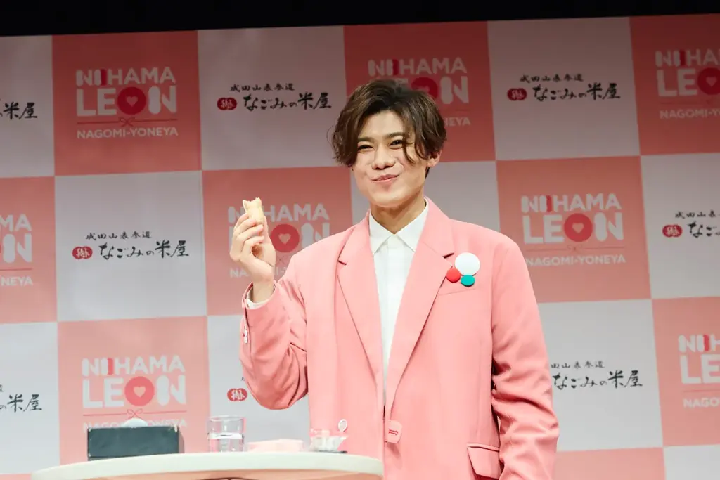 なごみの米屋 人気歌手・新浜レオンが“宣伝部長”に就任! 「なごみるく」カラー ピンクの特別衣装・声援に包まれた就任式 商品開発参画&WebCM・オリジナルソング制作もサプライズ発表 画像 6