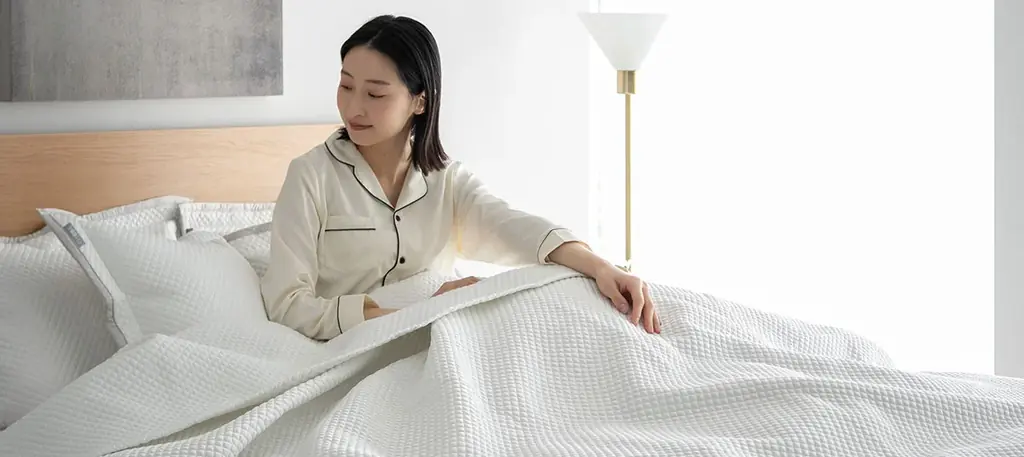 いつもの寝室をもっと美しく、心地よく!上質な2種類の生地で高級感と快適性の両立を追求した、「視覚と触覚で楽しむベッドカバーシリーズ」が新登場。トータルコーディネートで、美しいベッドスタイルをあなたに。 画像 8