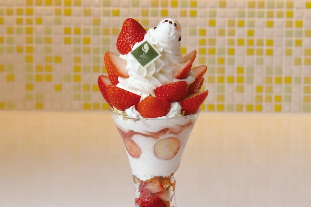 【第一滝本館】北海道でときめくパフェ体験、新登場の「シマエナガ×北海道夏いちごパフェ」を味わおう！今なら、登別温泉街を巡る無料「オニスロ」も運行中です。 画像 4