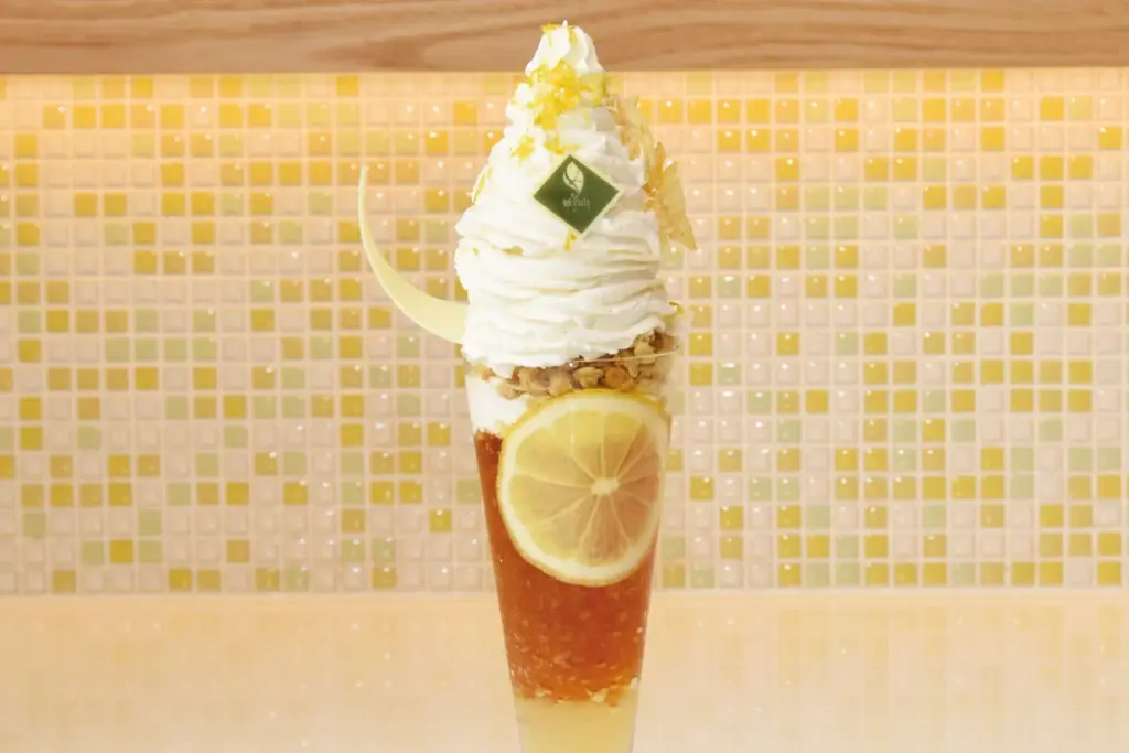 【第一滝本館】北海道でときめくパフェ体験、新登場の「シマエナガ×北海道夏いちごパフェ」を味わおう！今なら、登別温泉街を巡る無料「オニスロ」も運行中です。 画像 5