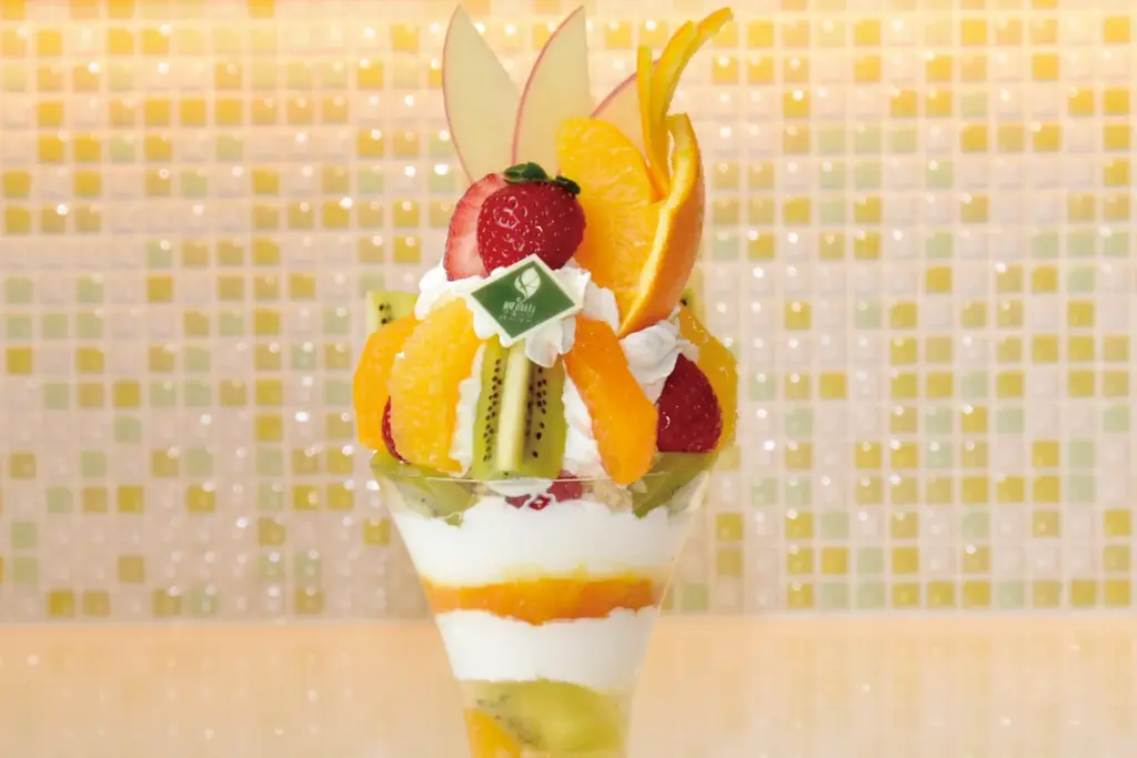 【第一滝本館】北海道でときめくパフェ体験、新登場の「シマエナガ×北海道夏いちごパフェ」を味わおう！今なら、登別温泉街を巡る無料「オニスロ」も運行中です。 画像 6