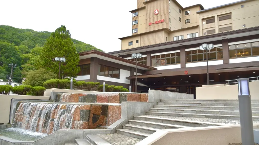 【第一滝本館】北海道でときめくパフェ体験、新登場の「シマエナガ×北海道夏いちごパフェ」を味わおう！今なら、登別温泉街を巡る無料「オニスロ」も運行中です。 画像 8