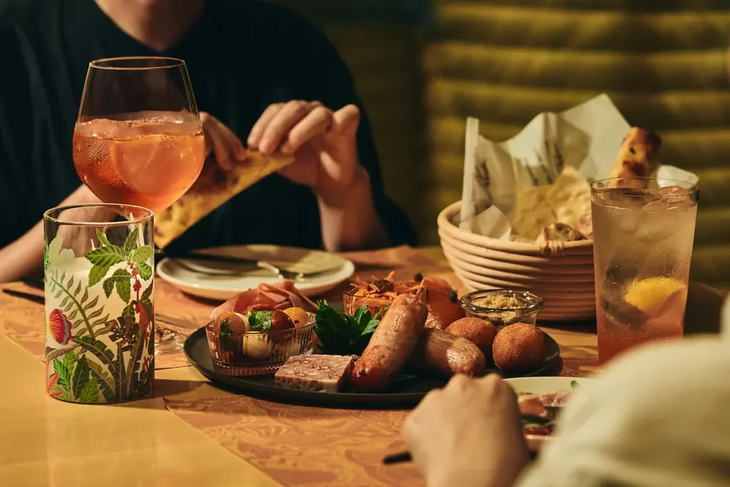 スターバックス リザーブ® ロースタリー 東京　バカンス気分で楽しむ、カクテル×フード×コーヒーを楽しめる 初のディナーセットなどロースタリー流の避暑地を体験するサマーシーズン第2弾 画像 2