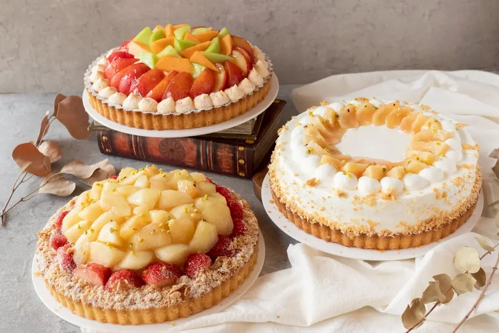 【DISHES and TART『SAN』】夏季限定！みずみずしい桃を贅沢に使ったタルトが新登場～旬の香りが広がるタルトをお楽しみください～ 画像 1