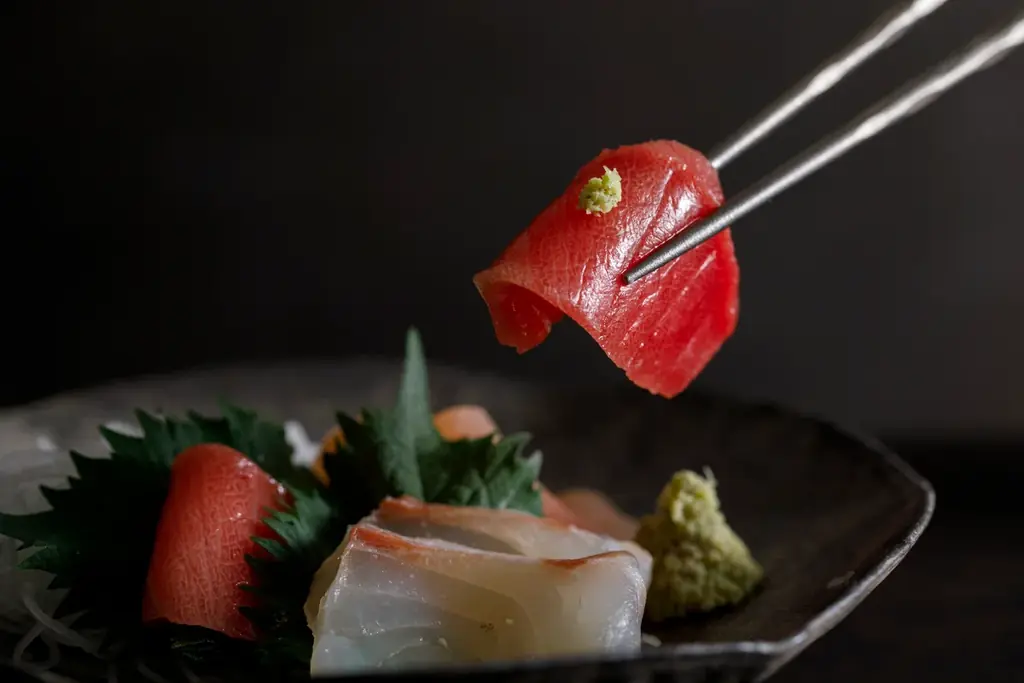 魚はチタン箸で、美味しくなる。刺身も魚の骨も、指先感覚で思うまま。魚の旨みを逃さず摘みやすい。軽量20ｇで毎日の食事を格上げする一生ものチタン箸 画像 10