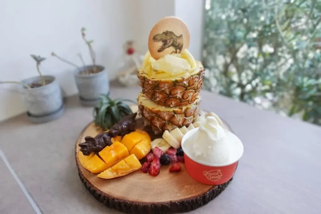 この夏、goood gelatoに恐竜が上陸！？スペシャルメニューを発表！パイナップルまるごと1個、フルーツたっぷりで大満足の「ジェラシック・プレート」 画像 2