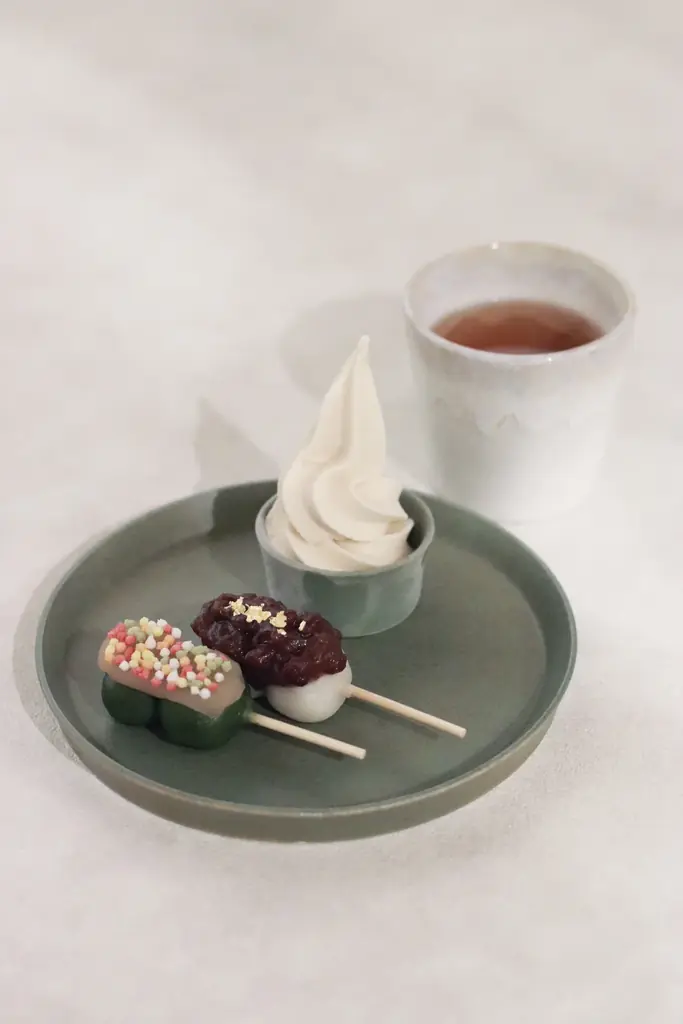 2色の団子と自家製ヴィーガンソフトを一度に楽しめる、お得なヘルシースイーツセットが新登場！コスメキッチン アダプテーションがセレクトした日本茶とともに楽しむ特別な和スイーツ体験を＜梅田限定＞ 画像 2