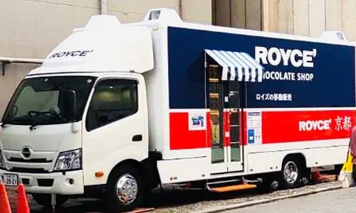 【ロイズ】東北・北陸・東海・近畿・中国・四国・九州地方を巡るロイズ「移動販売車」。7月のおすすめ商品や出店予定のご紹介。夏限定の生チョコレート[塩キャラメル＆オレンジ]も販売。 画像 10