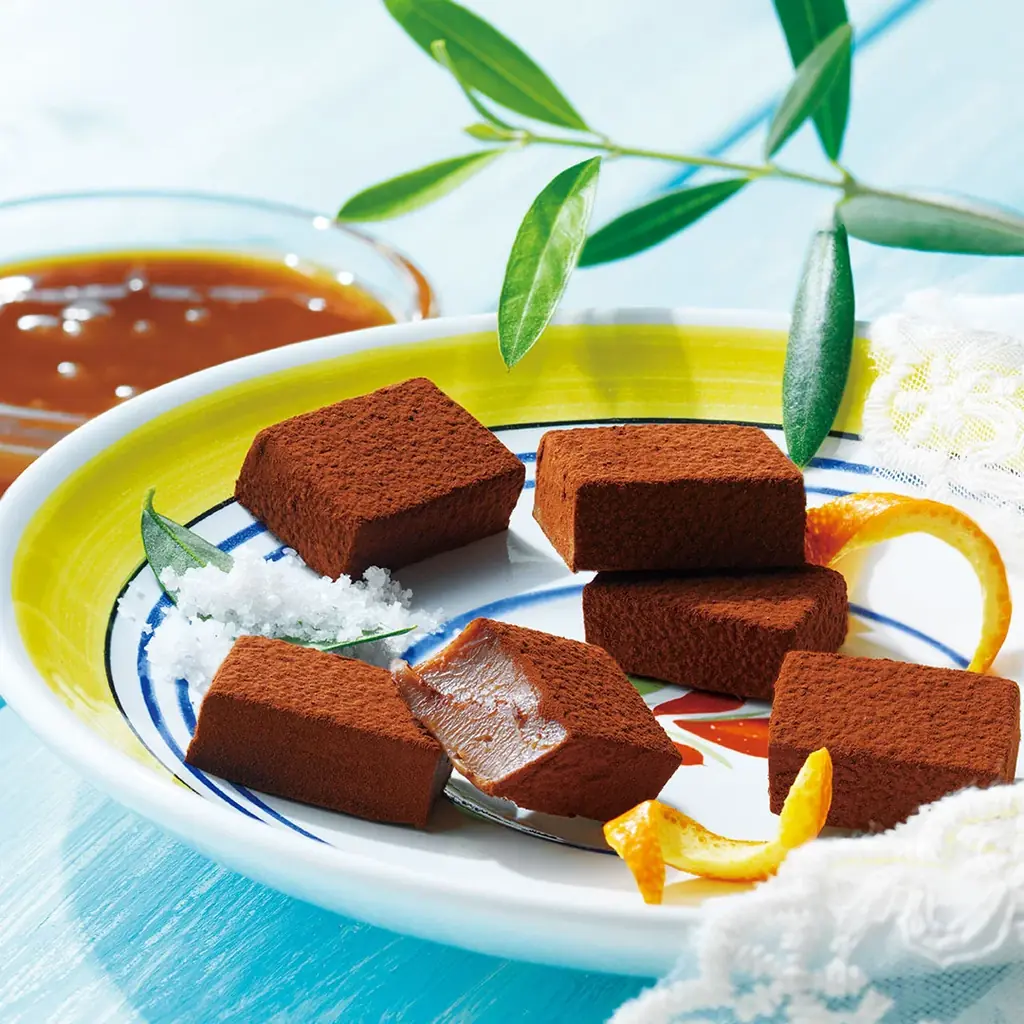 【ロイズ】東北・北陸・東海・近畿・中国・四国・九州地方を巡るロイズ「移動販売車」。7月のおすすめ商品や出店予定のご紹介。夏限定の生チョコレート[塩キャラメル＆オレンジ]も販売。 画像 4