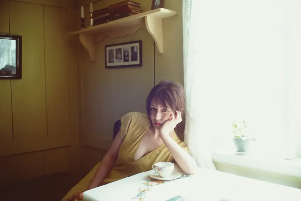 長濱ねる、セカンド写真集より先行カット第9弾！お気に入りのヴィンテージドレスでエモーショナルな眼差し 画像 1