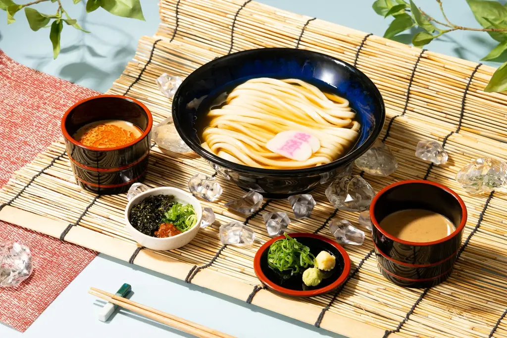 7/2(水)～「冷やし胡麻つけうどん」が1年ぶりに帰ってきます！専用に仕立てた冷たい出汁と濃厚胡麻だれでうどんを楽しむ、涼味あふれる夏の新定番！今年は生七味を入れて楽しむ「ちょい辛」バージョンも登場！ 画像 2
