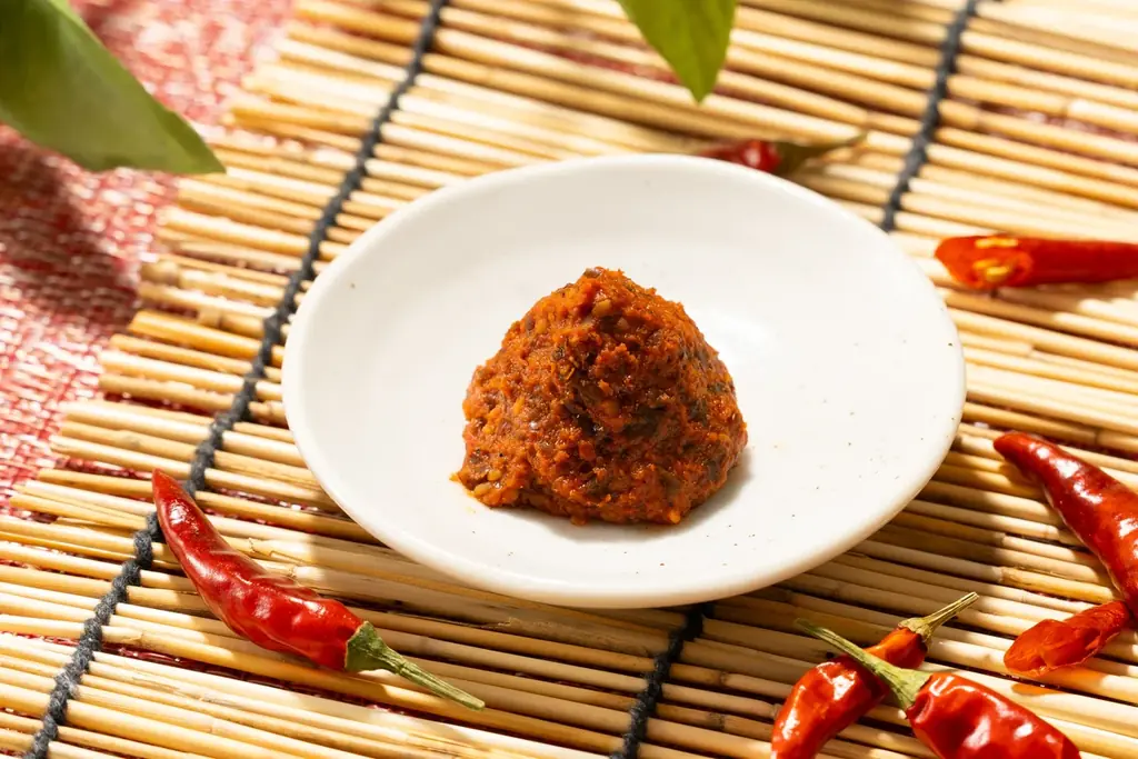 7/2(水)～「冷やし胡麻つけうどん」が1年ぶりに帰ってきます！専用に仕立てた冷たい出汁と濃厚胡麻だれでうどんを楽しむ、涼味あふれる夏の新定番！今年は生七味を入れて楽しむ「ちょい辛」バージョンも登場！ 画像 4