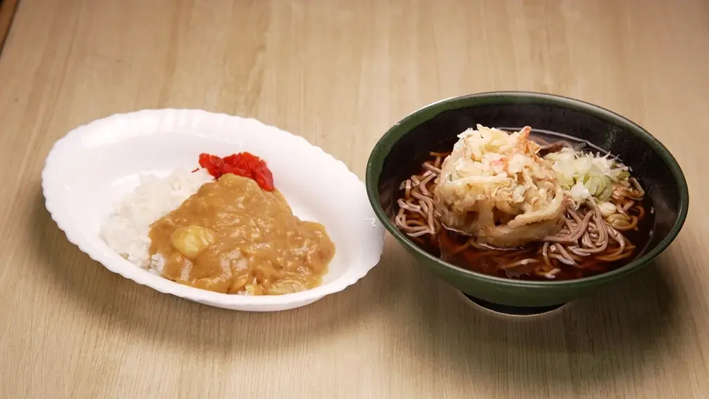 【ＢＳ日テレ】「ドランク塚地のふらっと立ち食いそば」神奈川県・西横浜で出会った”ふんわり白い”かき揚げ天ぷら　　チャンスは自分の手で掴む！　女性社長が作る白い天プラはつゆと合わさり美味しさ倍増！ 画像 1