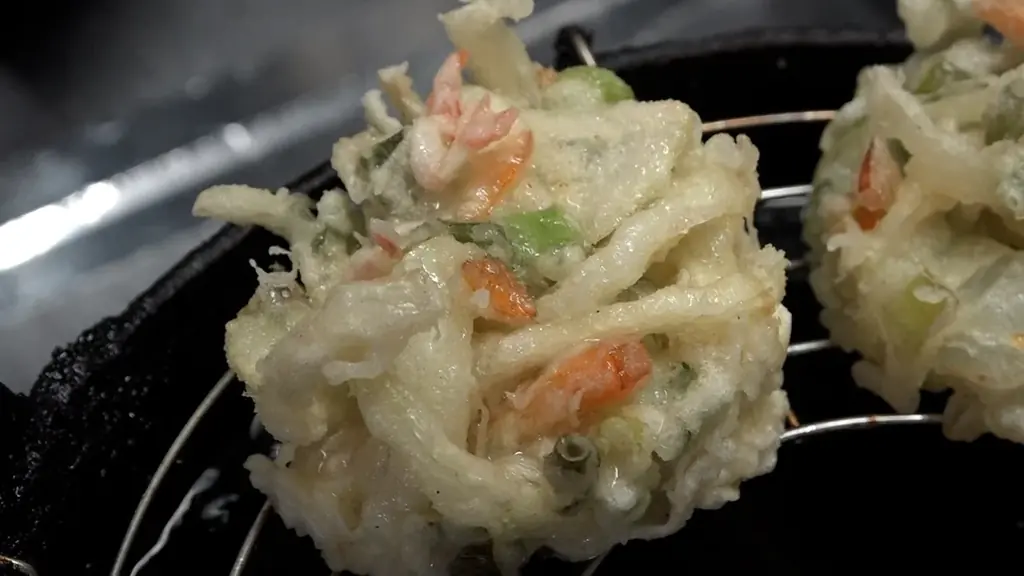 【ＢＳ日テレ】「ドランク塚地のふらっと立ち食いそば」神奈川県・西横浜で出会った”ふんわり白い”かき揚げ天ぷら　　チャンスは自分の手で掴む！　女性社長が作る白い天プラはつゆと合わさり美味しさ倍増！ 画像 2