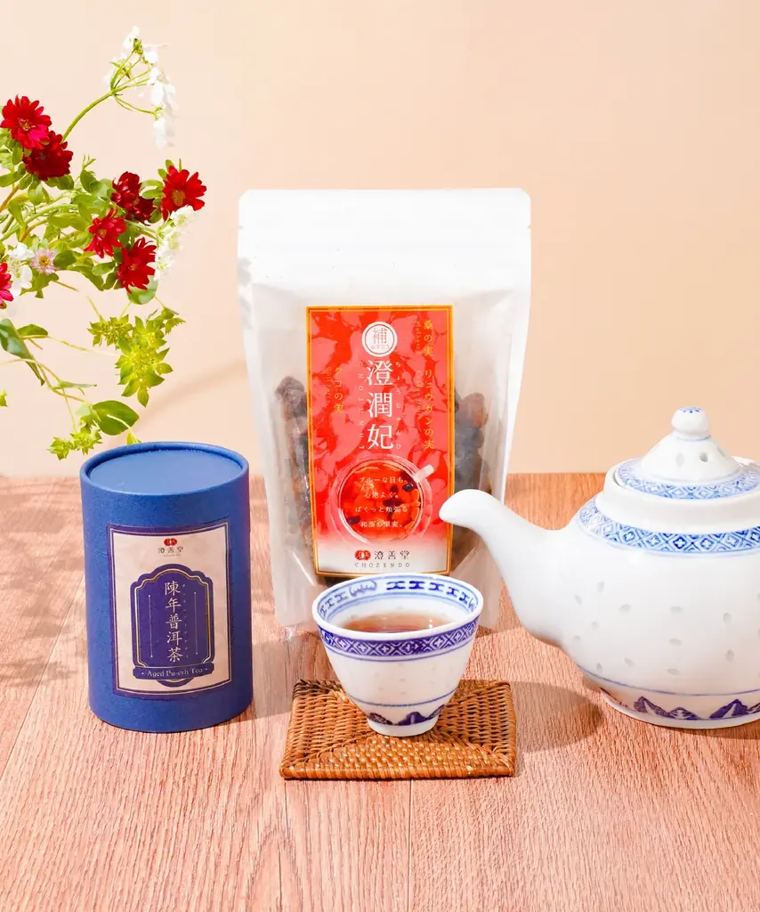 YouTuberロン毛メガネが香港伝統茶器「青花玲瓏」と熟茶「陳年普洱茶」で紡ぐ、現代の“漢方的セルフケア”をモダンに昇華。漢方養生ブランド澄善堂より3周年を記念して「澄の刻セット」が登場。 画像 12