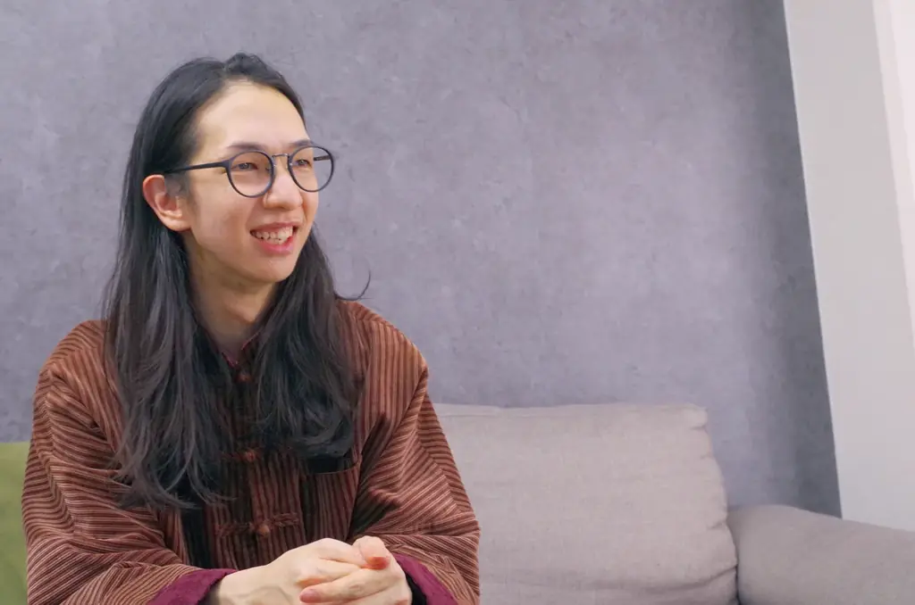 YouTuberロン毛メガネが香港伝統茶器「青花玲瓏」と熟茶「陳年普洱茶」で紡ぐ、現代の“漢方的セルフケア”をモダンに昇華。漢方養生ブランド澄善堂より3周年を記念して「澄の刻セット」が登場。 画像 15